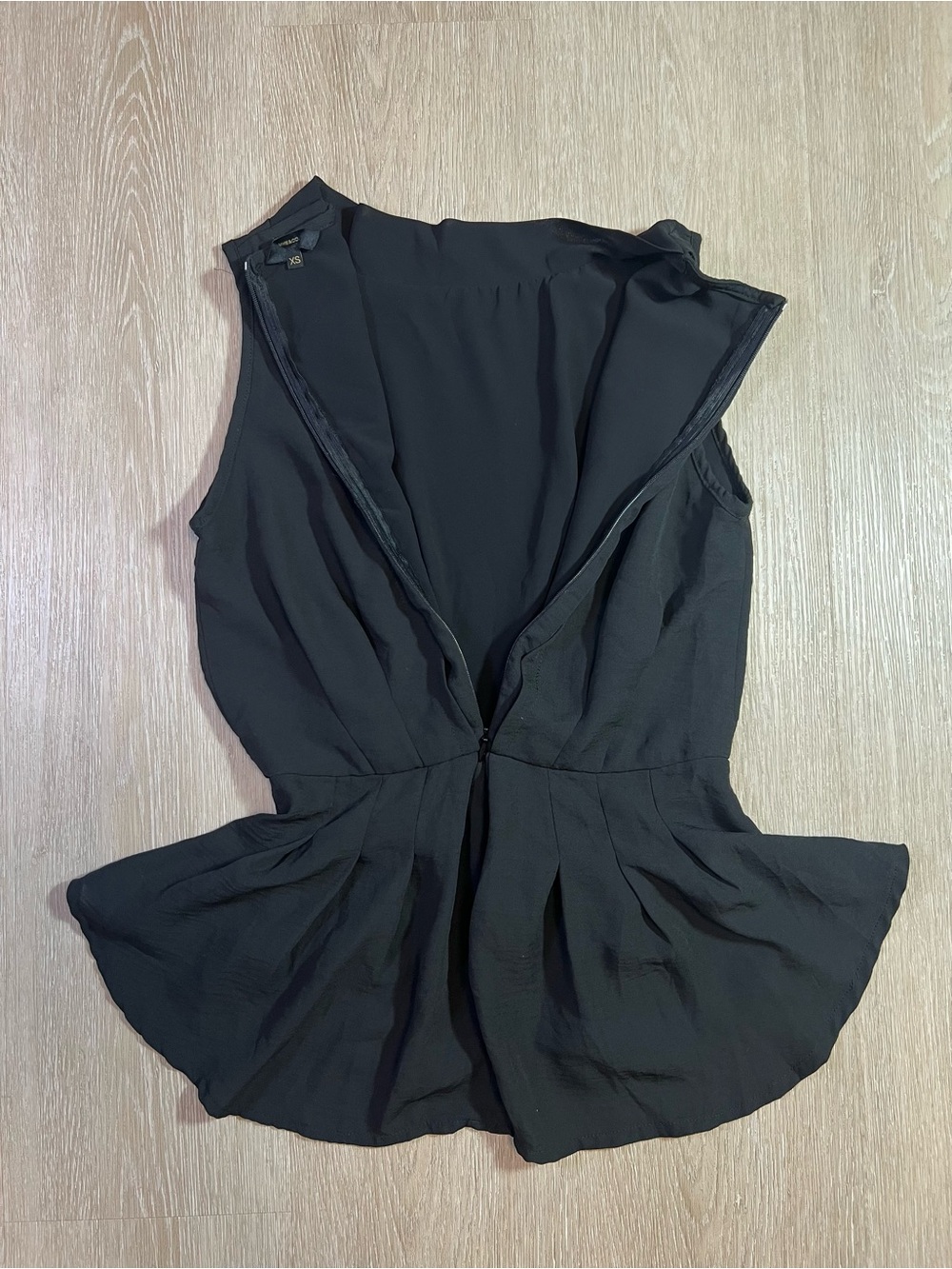 Sleeveless Black Minimalist Peplum Blouse Women's XS with Chic Gathered Waist - Picture 3 of 9